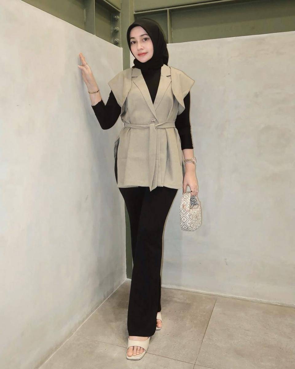 potret ide OOTD hijab smart casual look yang elegan dan berkelas ala Farah Dhiba (instagram.com/farhdhiba)