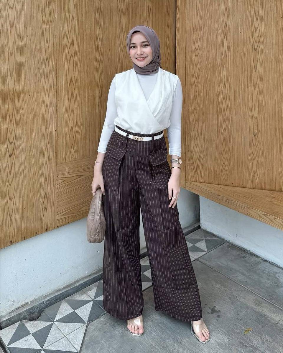 potret ide OOTD hijab smart casual look yang elegan dan berkelas ala Farah Dhiba (instagram.com/farhdhiba)