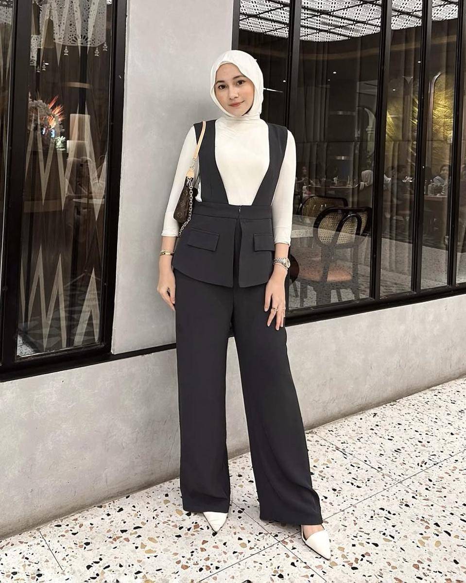 potret ide OOTD hijab smart casual look yang elegan dan berkelas ala Farah Dhiba (instagram.com/farhdhiba)