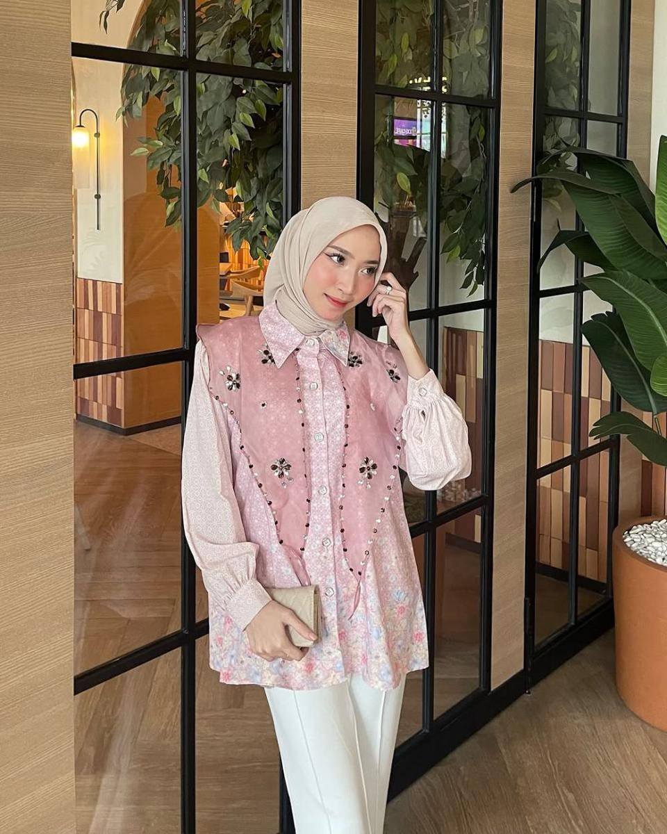 potret ide outfit hijab serba blouse pattern ala Zahra Ramadhani (instagram.com/zahrasucirr)