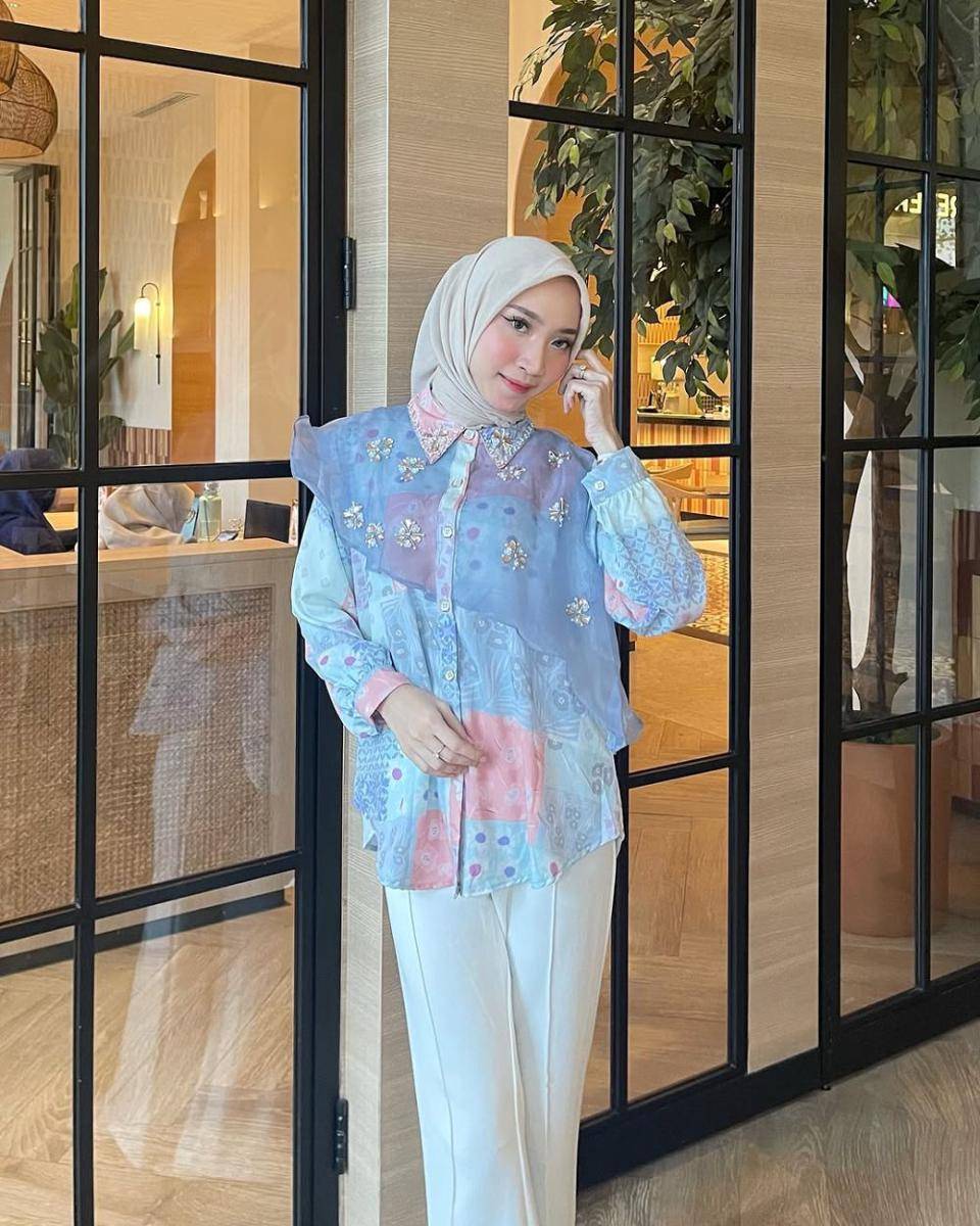 potret ide outfit hijab serba blouse pattern ala Zahra Ramadhani (instagram.com/zahrasucirr)