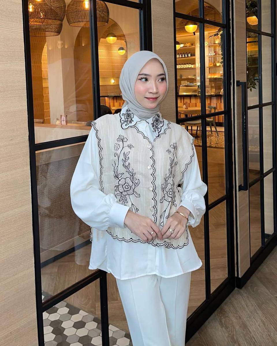 potret ide outfit hijab serba blouse pattern ala Zahra Ramadhani (instagram.com/zahrasucirr)
