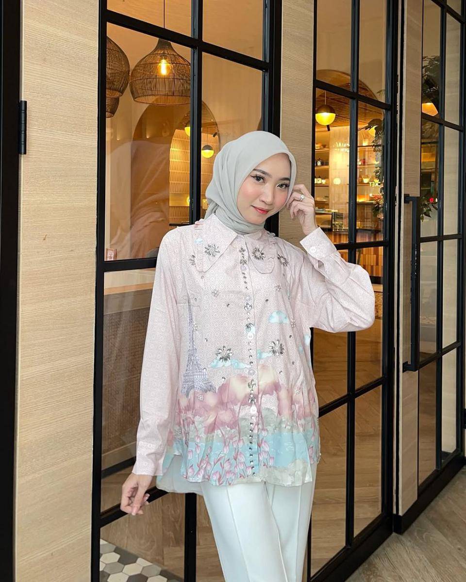 potret ide outfit hijab serba blouse pattern ala Zahra Ramadhani (instagram.com/zahrasucirr)