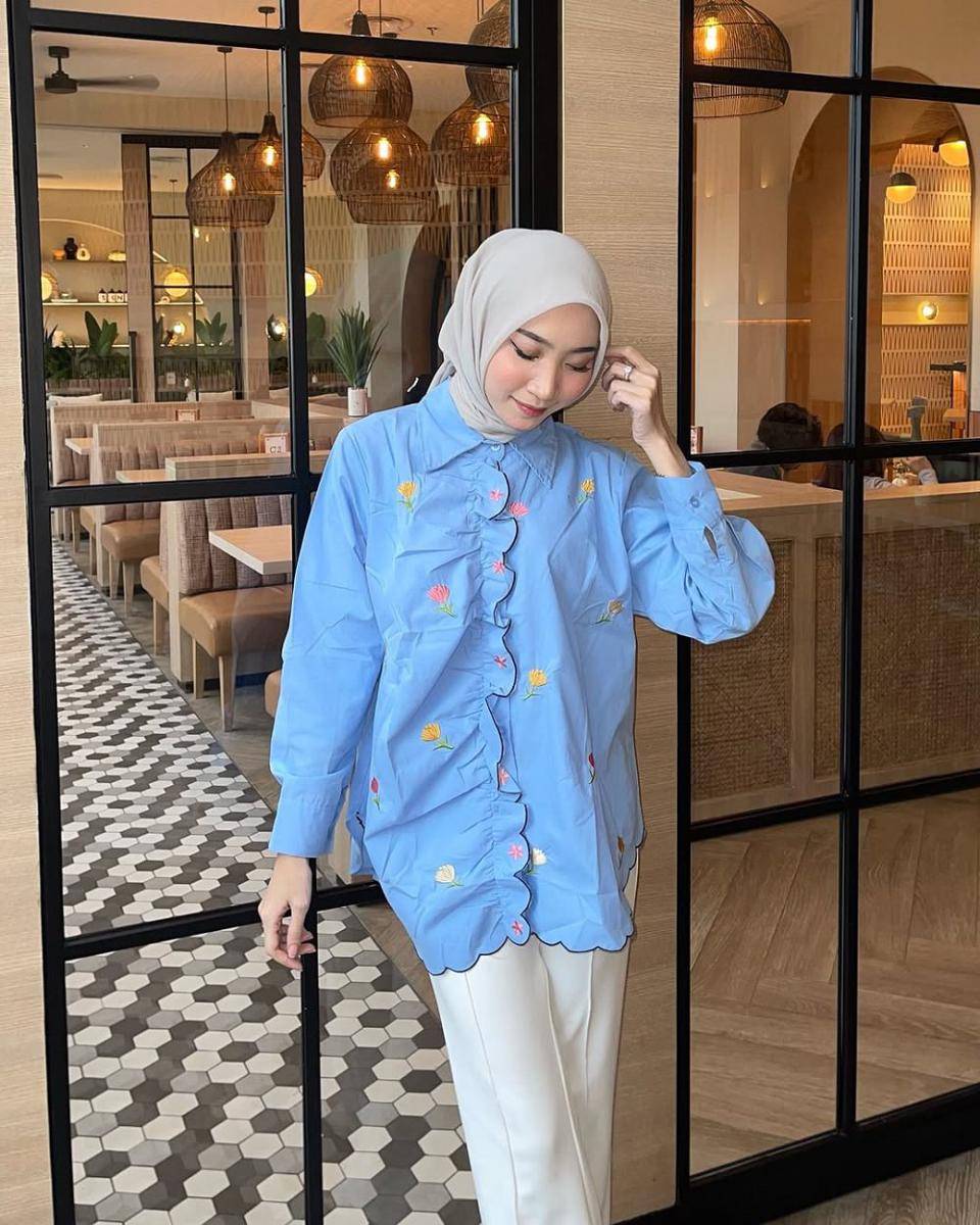potret ide outfit hijab serba blouse pattern ala Zahra Ramadhani (instagram.com/zahrasucirr)