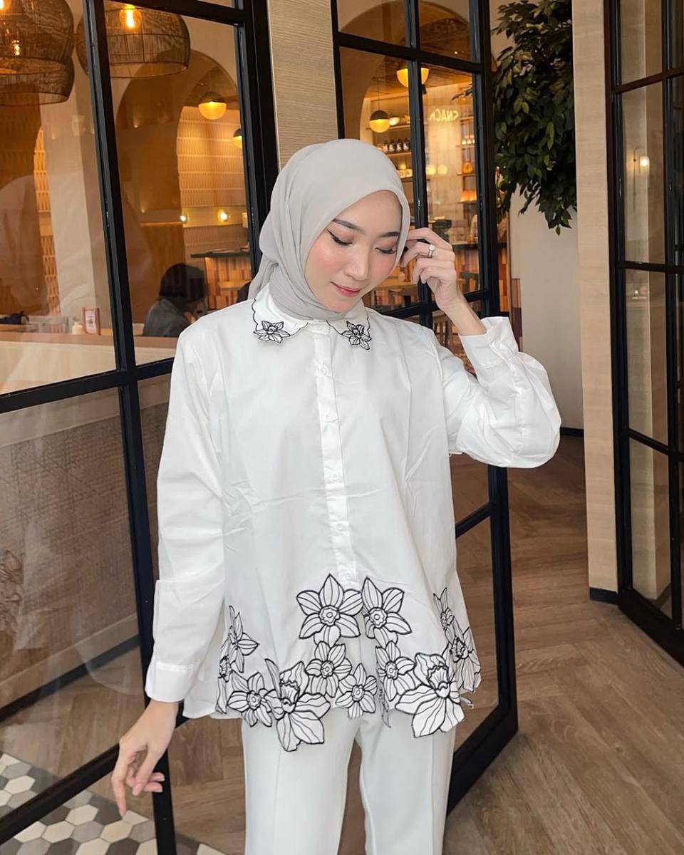 potret ide outfit hijab serba blouse pattern ala Zahra Ramadhani (instagram.com/zahrasucirr)