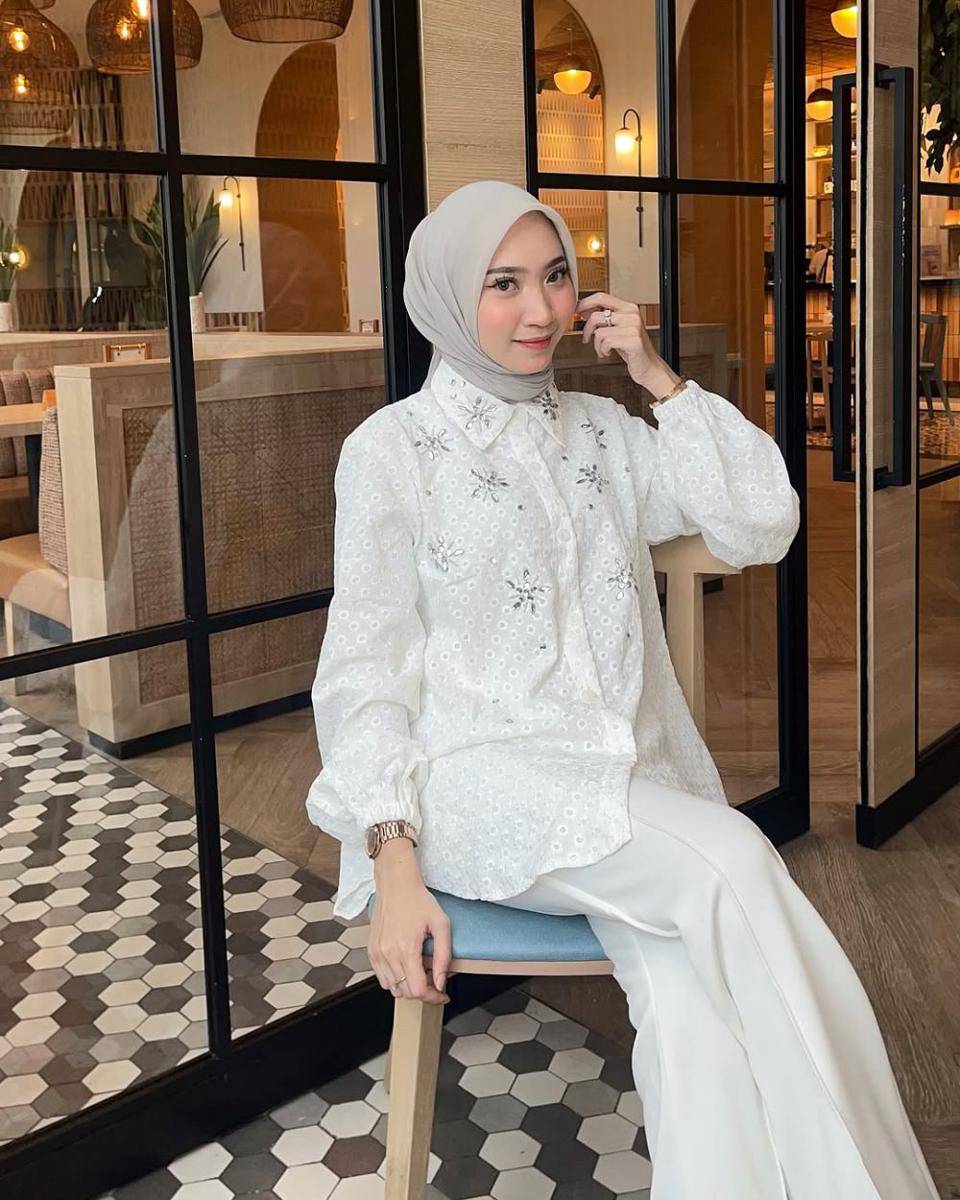 potret ide outfit hijab serba blouse pattern ala Zahra Ramadhani (instagram.com/zahrasucirr)