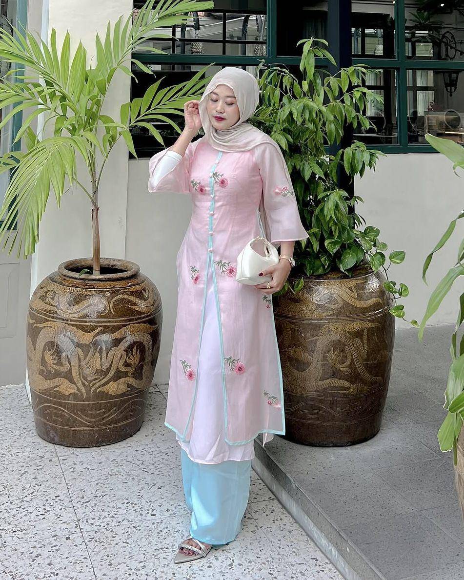 potret ide OOTD hijab feminin yang colorful dan playful ala Dian Titania (instagram.com/diantitaniiaa)
