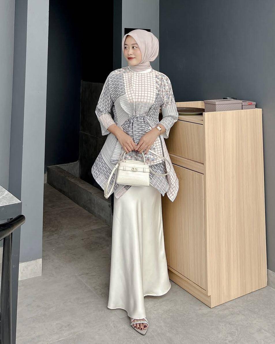 potret ide OOTD hijab feminin yang colorful dan playful ala Dian Titania (instagram.com/diantitaniiaa)