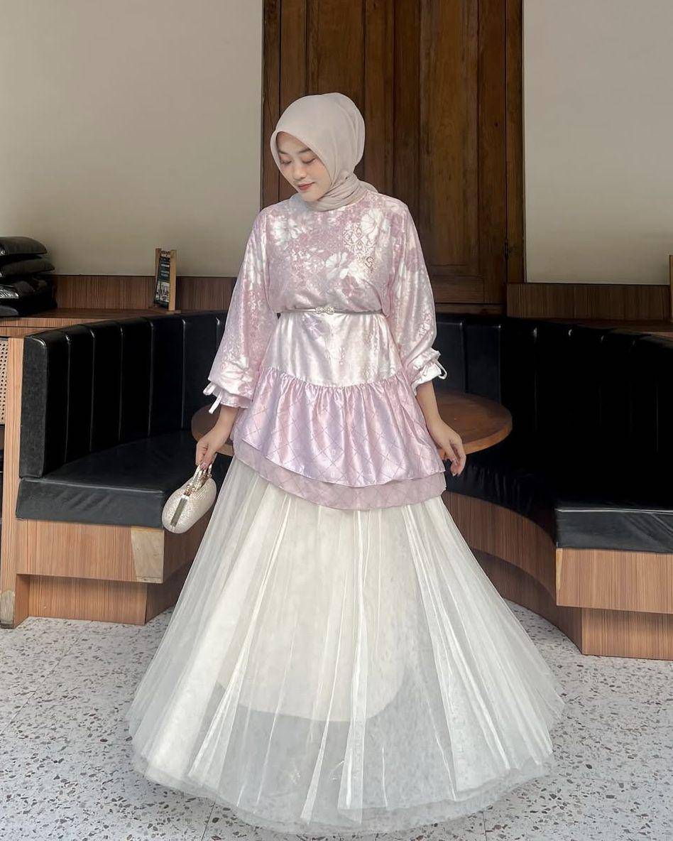 potret ide OOTD hijab feminin yang colorful dan playful ala Dian Titania (instagram.com/diantitaniiaa)