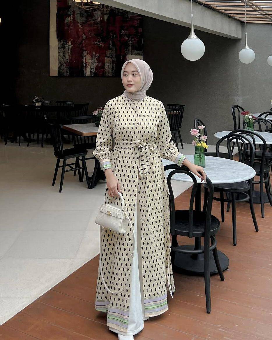 potret ide OOTD hijab feminin yang colorful dan playful ala Dian Titania (instagram.com/diantitaniiaa)