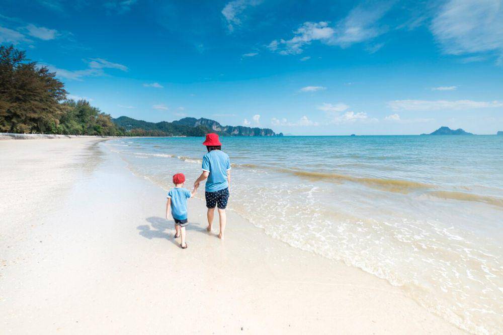 Ilustrasi pantai (freepik.com/fwstudio)