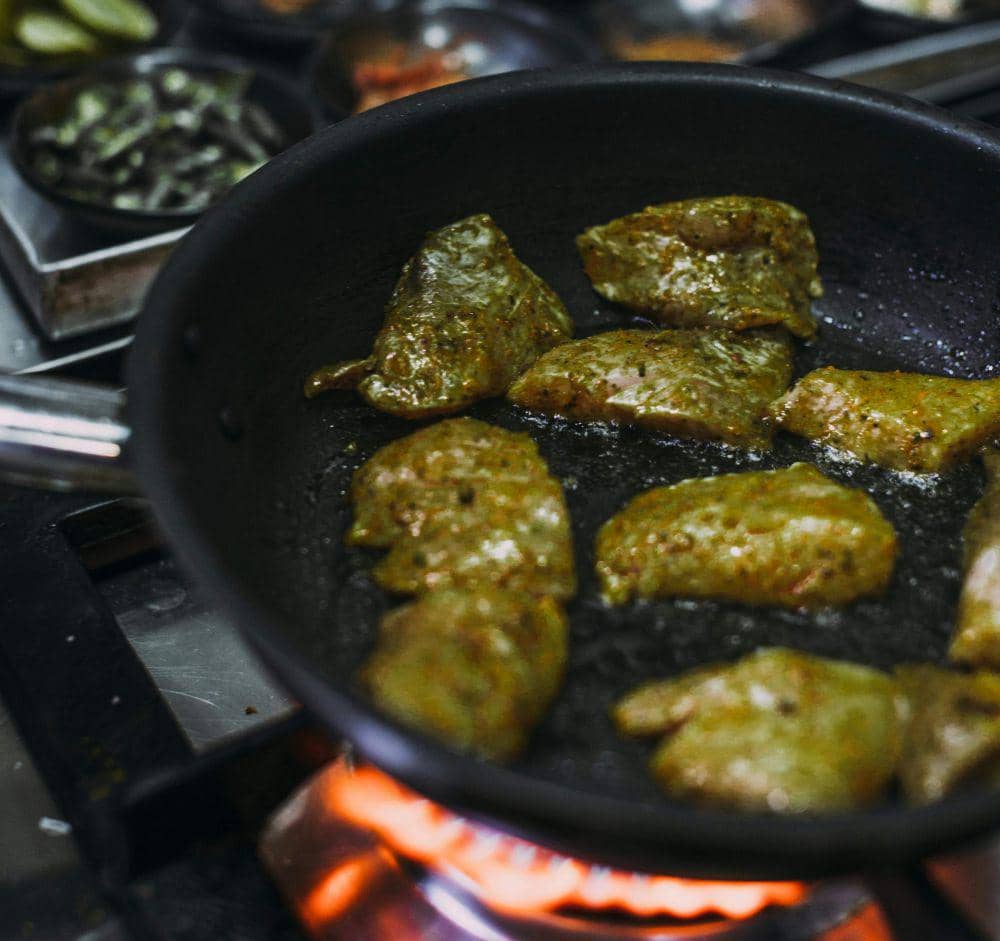 Ilustrasi menggoreng empal (pexels.com/ Rachel Claire)