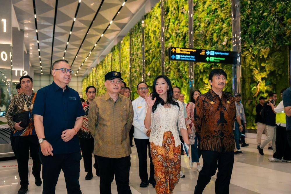 Menteri Perhubungan (Menhub), Dudy Purwagandhi memeriksa kesiapan Bandara Soekarno-Hatta untuk periode mudik Lebaran 2025. (dok. InJourney)