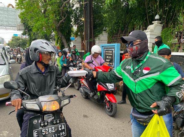 Ngabuburit, Grab Bagikan Ratusan Takjil di Cirebon