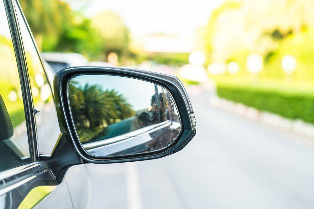 ilustrasi kaca spion mobil (freepik.com/topntp26)