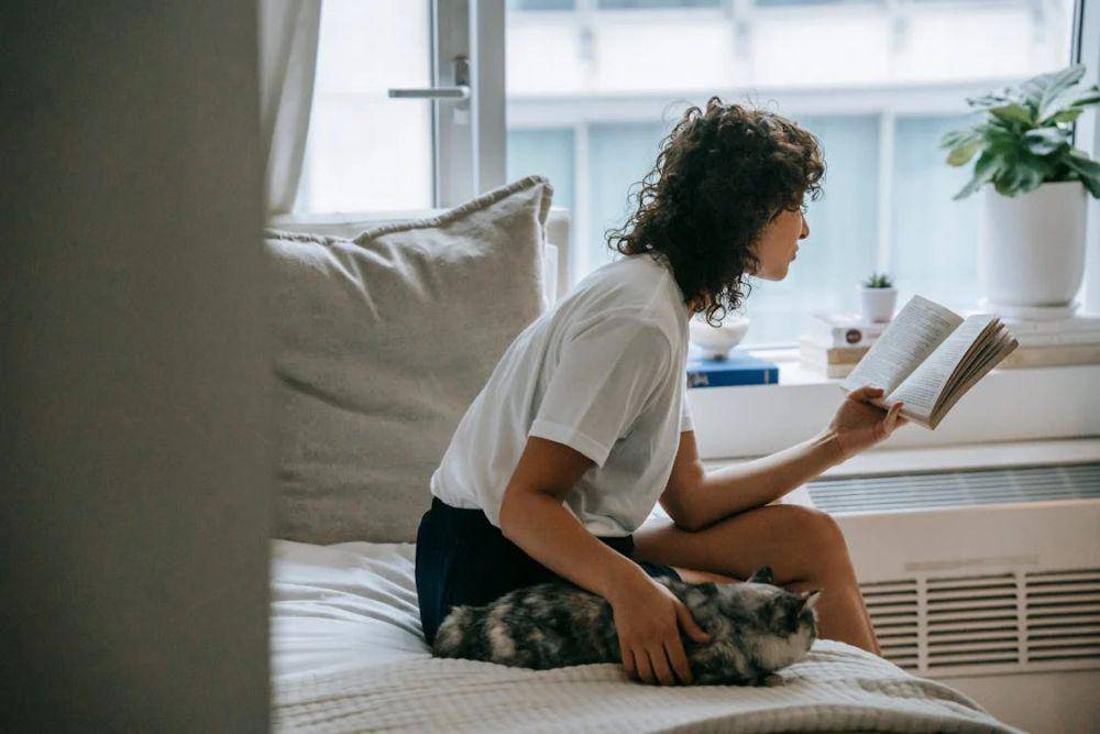 ilustrasi membaca buku di kamar (pexels.com/Sam Lion)