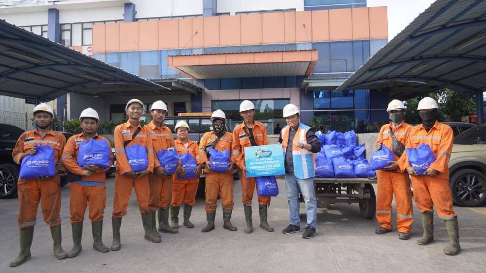 PTP Nonpetikemas dalam membantu masyarakat di sekitar pelabuhan pada bulan Ramadan. (Dok. IDN Times)