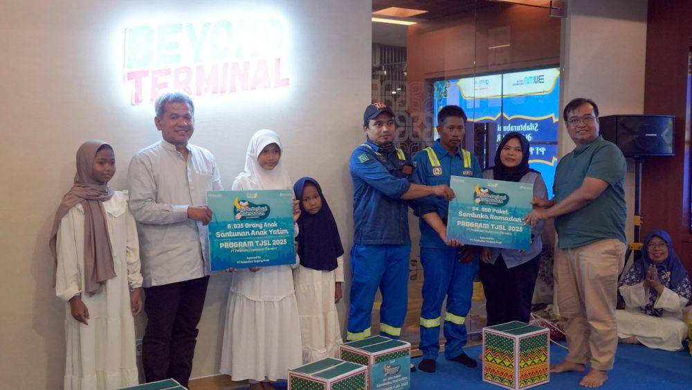 PTP Nonpetikemas dalam membantu masyarakat di sekitar pelabuhan pada bulan Ramadan. (Dok. IDN Times)
