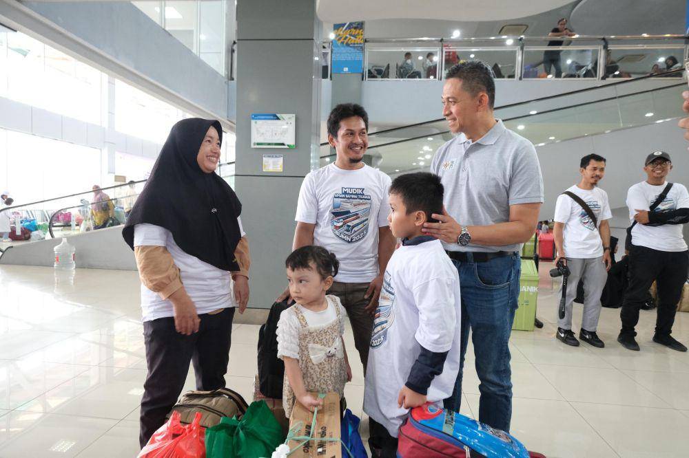 PLN Sulselrabar memberangkatkan seribu pemudik dari Makassar jelang lebaran Idul Fitri 2025. (Dok. Istimewa)
