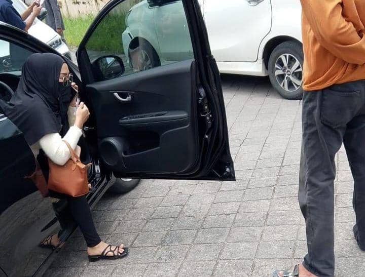 Tangkapan layar penggerebekan istri seorang polisi di Makassar diduga selingkuh saat suaminya tugas di luar daerah. (Dok. Istimewa)