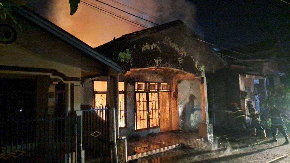 Salah satu rumah di Kota Padang terbakar (Foto: Damkar Padang)