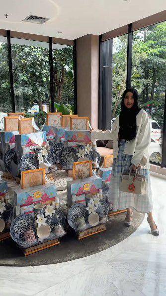 Shandy Purnamasari berbagi THR pedagang kaki lima (Instagram.com/shandypurnamasari)