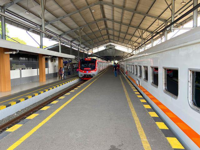 Puluhan Ribu Warga Naik KA Lokal Bandung Bepergian Selama Idul Fitri