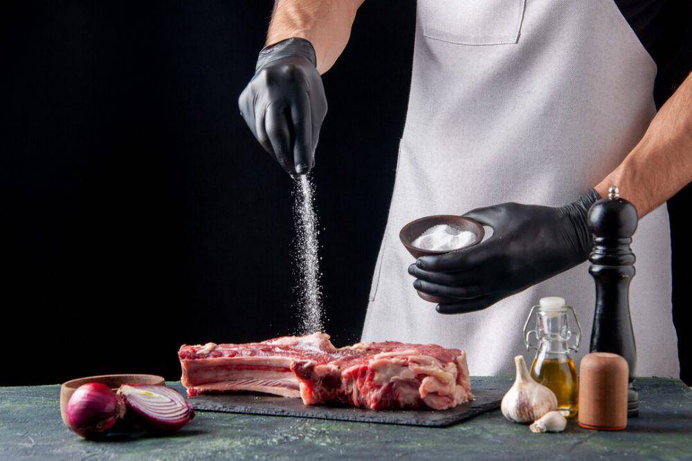 ilustrasi daging kambing diberi garam (freepik.com/mdjaff)