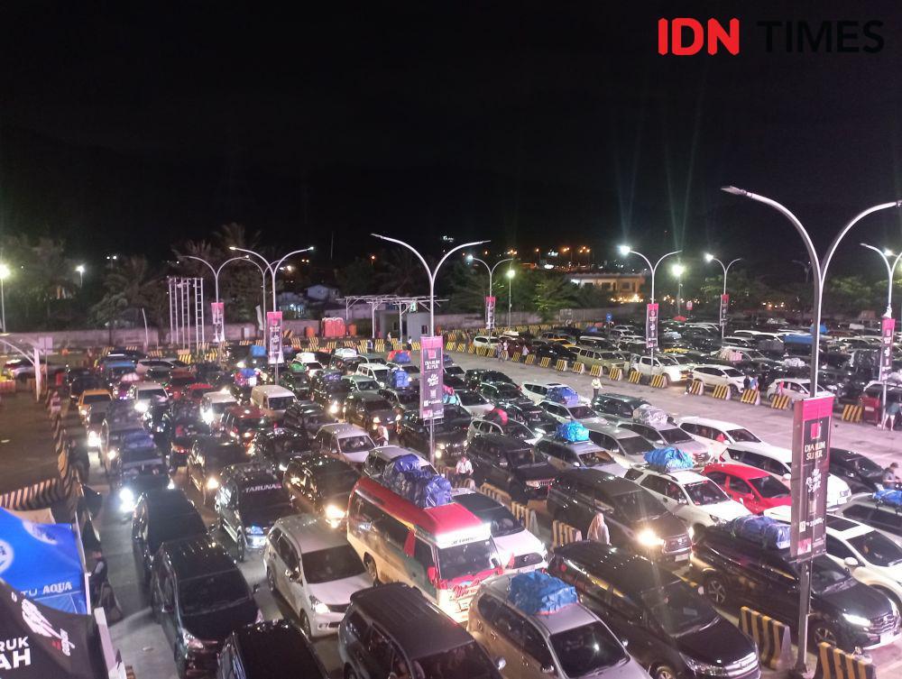 H-2 Lebaran Pelabuhan Merak Padat, Kendaraan Antre 2 Jam Naik Kapal