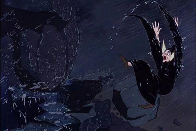 cuplikan adegan ketika Evil Queen jatuh dari tebing dalam film animasi Snow White and the Seven Dwarfs (dok. Walt Disney Feature Animation/Snow White and the Seven Dwarfs)