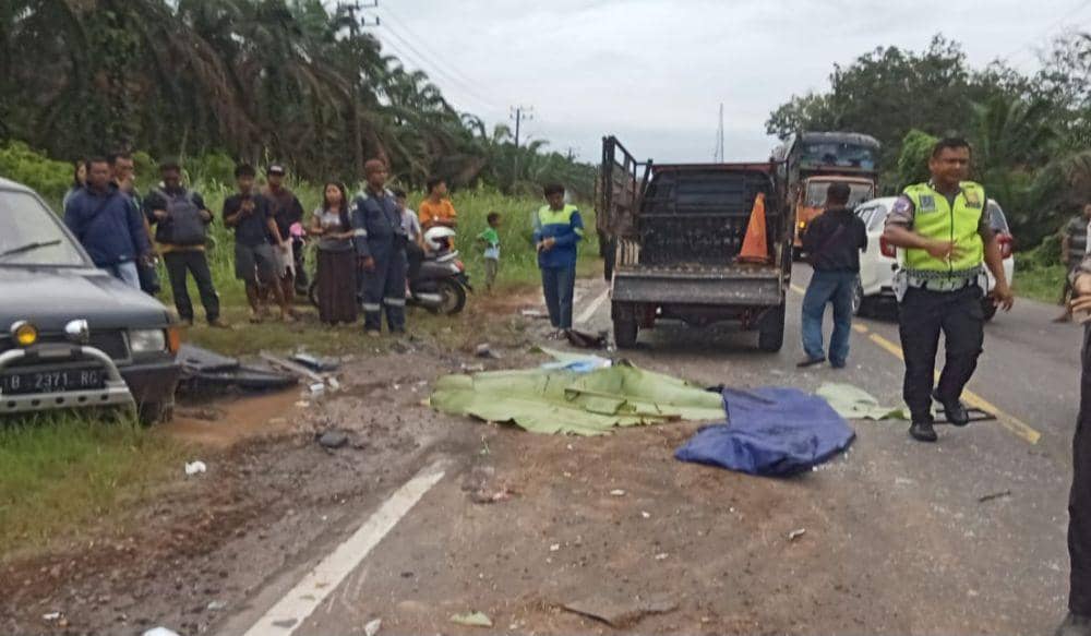 Sat Lantas Polres Muba saat mengevakuasi mobil kecelakaan di Jalintim (Dok. Polres Muba)