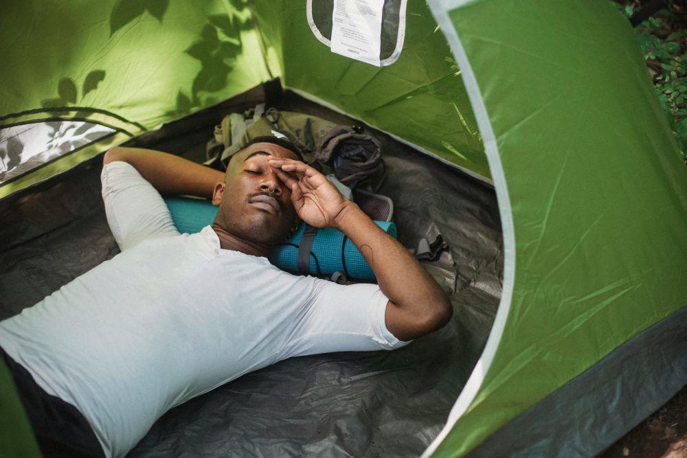 4 Tips Bertahan di Tenda saat Cuaca Buruk ketika Camping