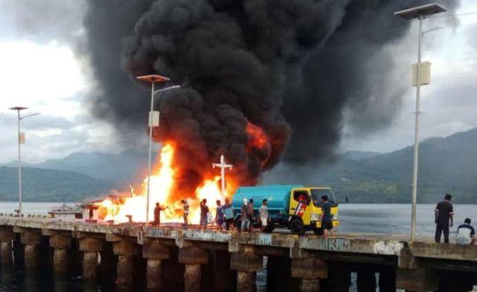 Mobil tanki berupaya memadamkan kebakaran kapal kayu bermuatan BBM di Pelabuhan Larantuka. (Dok istimewa)