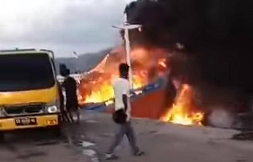 Kapal kayu bermuatan BBM di Pelabuhan Larantuka terbakar. (facebook.com/Venus Namang)