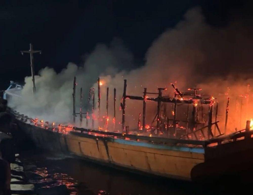 Kapal kayu bermuatan BBM di Pelabuhan Larantuka. (Dok Ist)