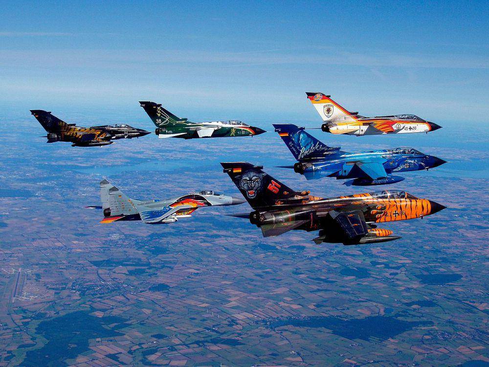 potret jet tempur Tornado milik Luftwaffe (AU Jerman) yang sedang terbang formasi bersama Mig-29 (tengah-belakang) di tahun 2003 silam (commons.wikimedia.org/Ronny Stiffel)