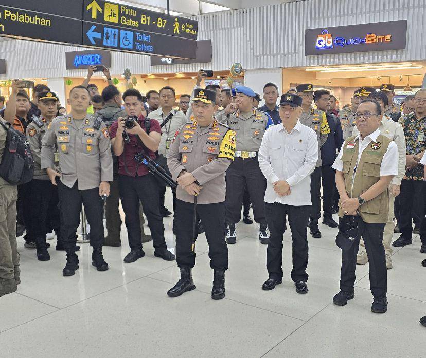 Kapolri Jendral Pol Listyo Sigit bersama Menko PMK, Pratikno dan Menteri Perhubungan, Dudy Purwaghandi memantau arus mudik di Bandara Soekarno-Hatta pada Sabtu (29/3/2025). (Dok. Humas Polri)