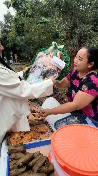 Shandy Purnamasari berbagi THR pedagang kaki lima (Instagram.com/shandypurnamasari)