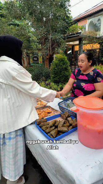 Shandy Purnamasari berbagi THR pedagang kaki lima (Instagram.com/shandypurnamasari)