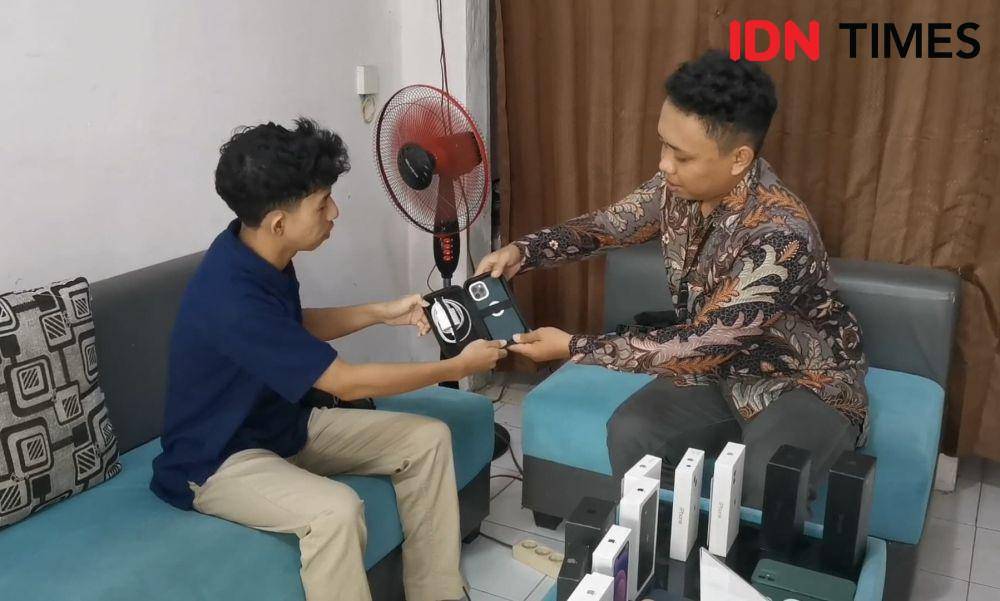 Transaksi persewaan iphone di Solo laris manis jelang Lebaran. (IDN Times/Larasati Rey)