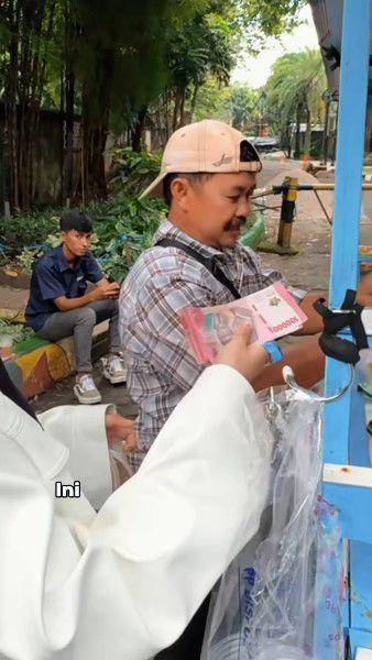 Shandy Purnamasari berbagi THR pedagang kaki lima (Instagram.com/shandypurnamasari)
