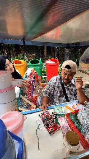 Shandy Purnamasari berbagi THR pedagang kaki lima (Instagram.com/shandypurnamasari)