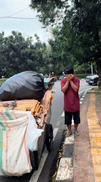 Shandy Purnamasari berbagi THR pedagang kaki lima (Instagram.com/shandypurnamasari)