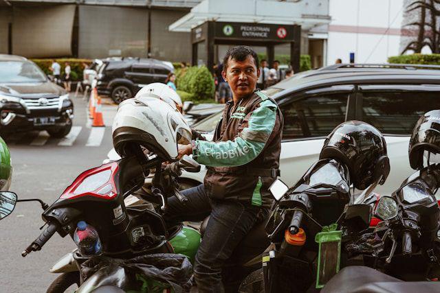 ilustrasi driver ojek online (unsplash.com/Afif Ramdhasuma)
