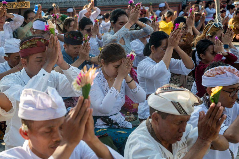 [FOTO] Larut dalam Khidmat Nyepi di Makassar, Palu dan Manado