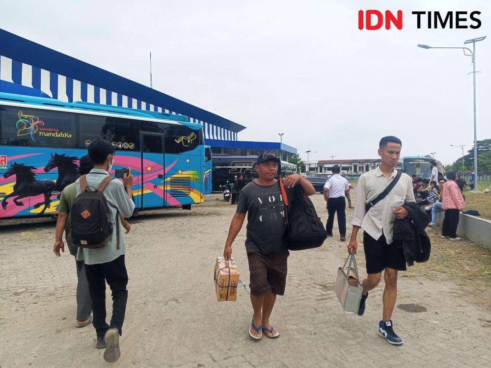 Ilustrasi pemudik di Terminal Mandalika Kota Mataram. (IDN Times/Muhammad Nasir)
