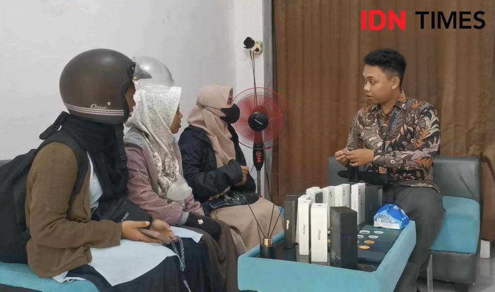 Transaksi persewaan iphone di Solo laris manis jelang Lebaran. (IDN Times/Larasati Rey)