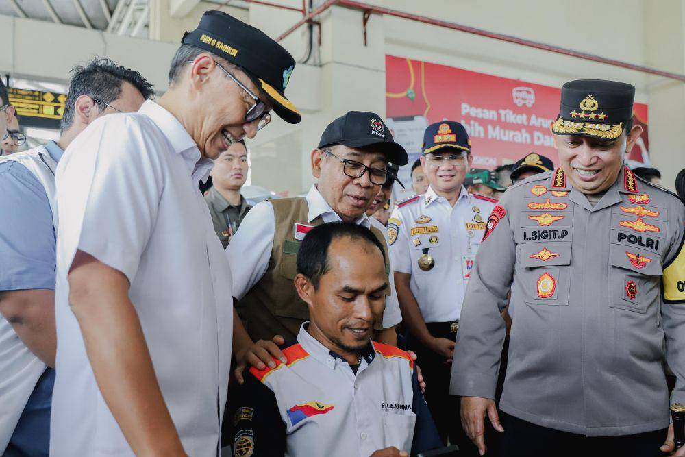 Menteri Koordinator Bidang Pembangunan Manusia dan Kebudayaan (Menko PMK) Pratikno meninjau arus mudik di beberapa titik keberangkatan transportasi di Jakarta, pada Sabtu (29/3/2025). (Dok. Kemenko PMK).