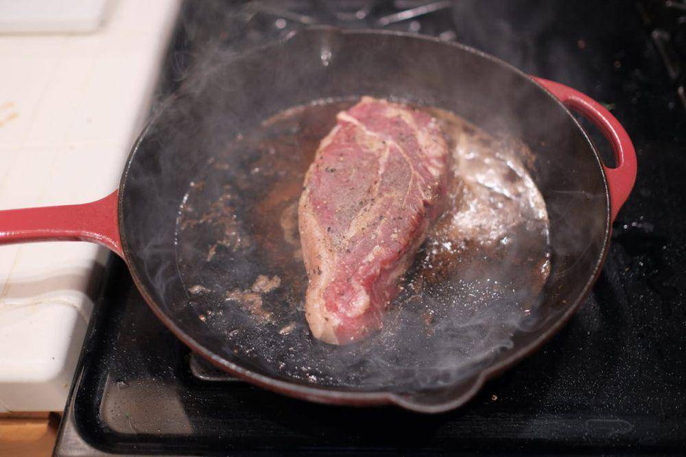 ilustrasi masak daging steak di wajan cast iron (pexels.com/Deane Bayas)