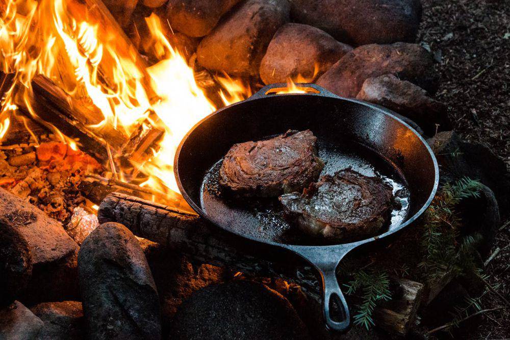 ilustrasi masak daging steak di wajan cast iron (pexels.com/Loren Castillo)